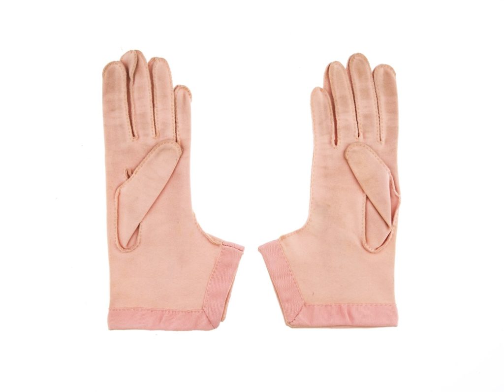 Womenswear angled cuff gloves