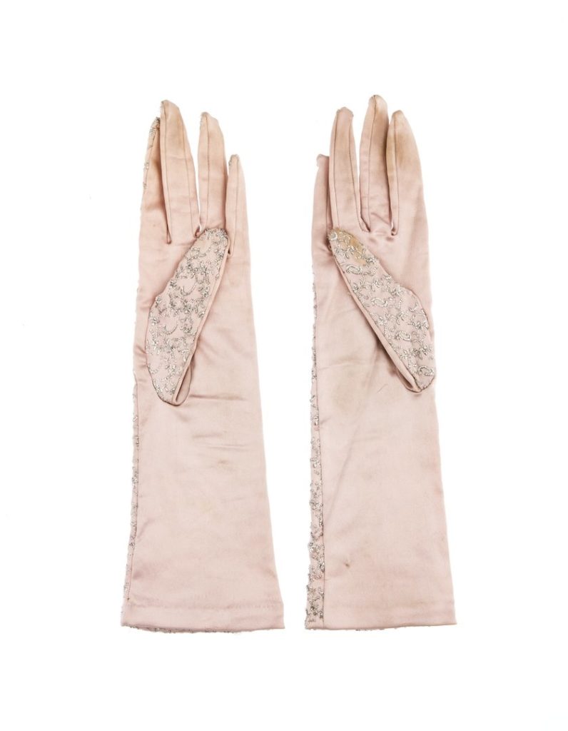 Womenswear embroidered gloves