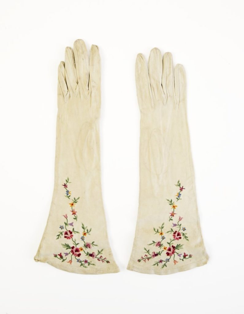 Womenswear embroidered gloves