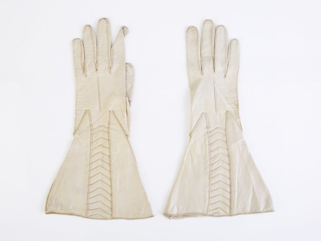 Womenswear gauntlet gloves