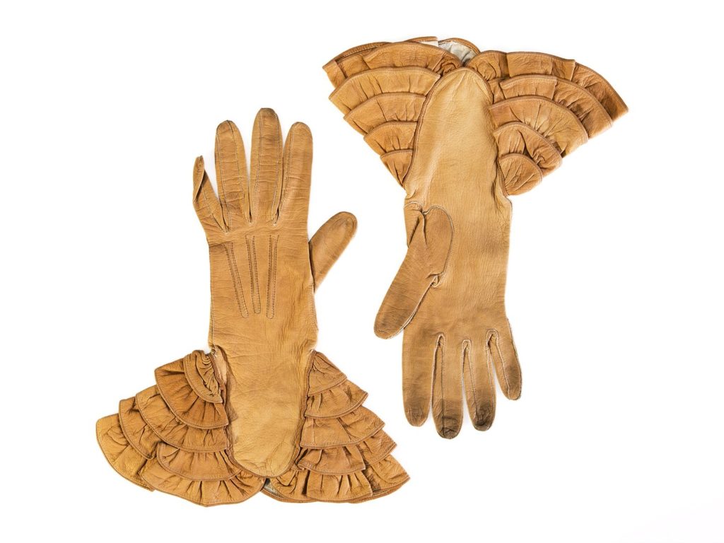 Womenswear gauntlet gloves