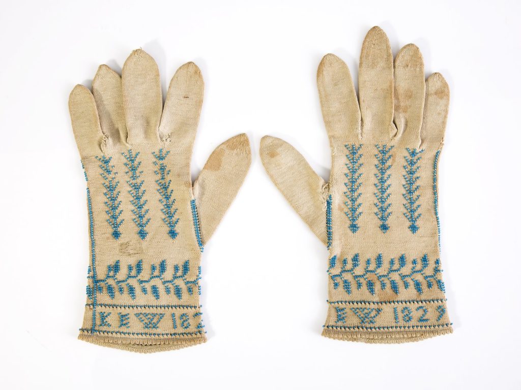 Womenswear bead-knitted gloves