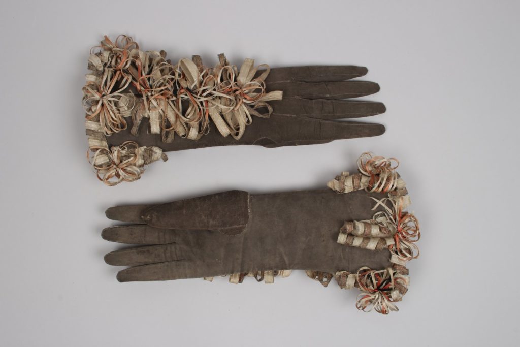 Menswear ribbon-trimmed gloves