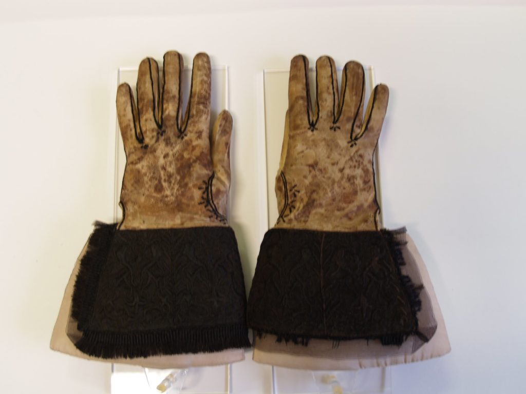 Menswear mourning gloves