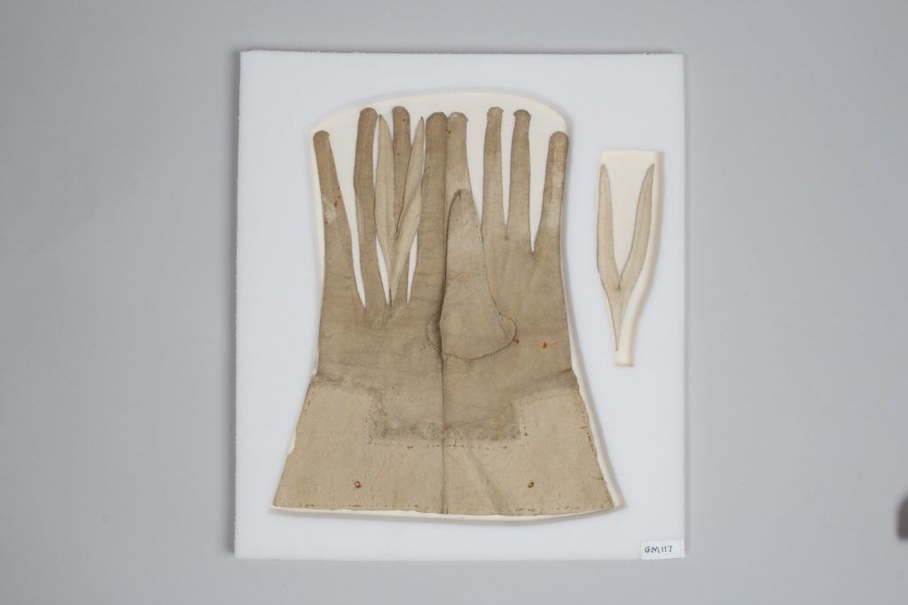 Glove panel in cream leather