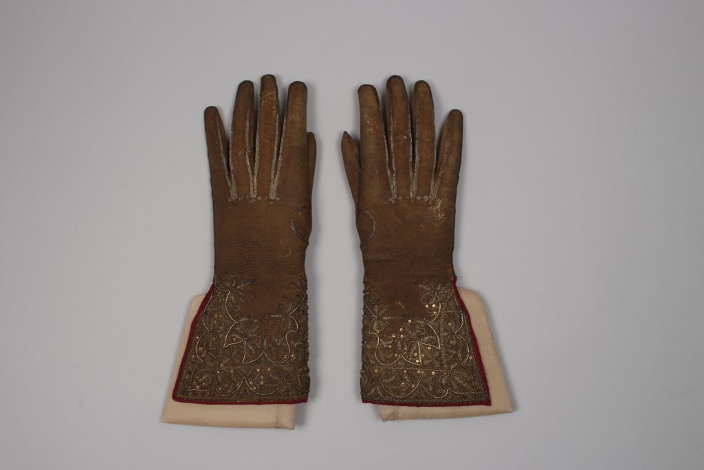 Menswear gauntlet gloves