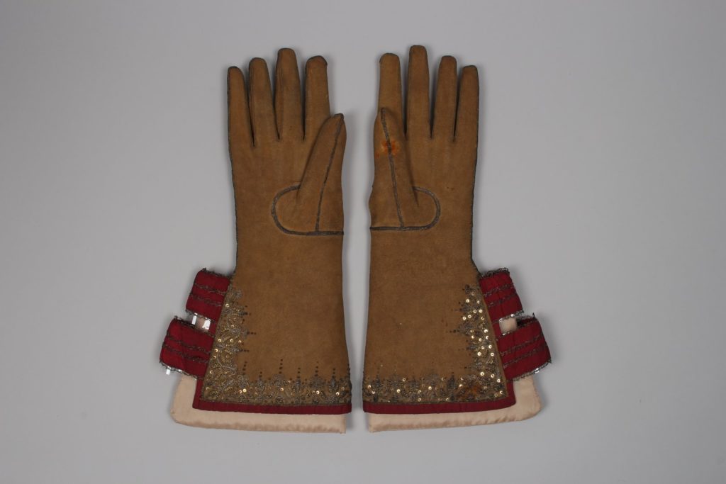 Menswear gauntlet gloves