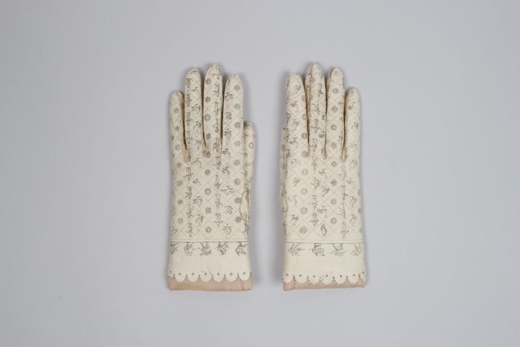 Womenswear printed gloves
