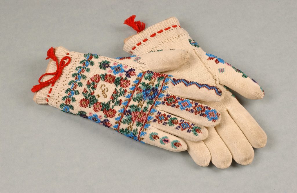 Womenswear bead-embroidered gloves