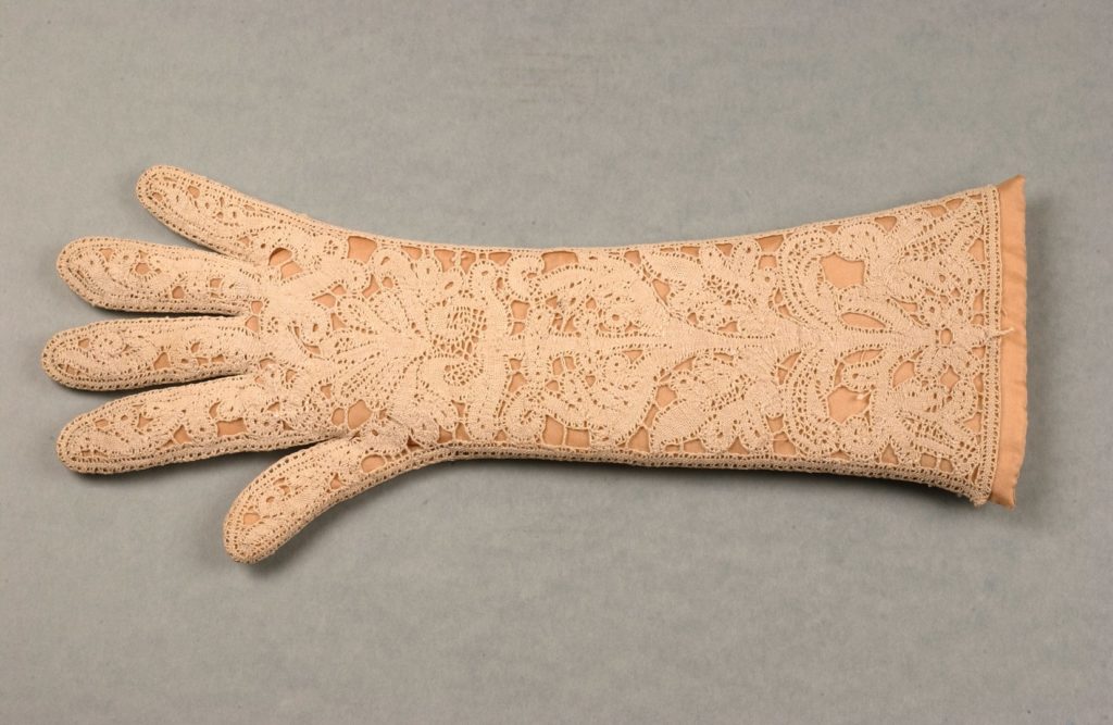 Womenswear glove in cream Flemish lace