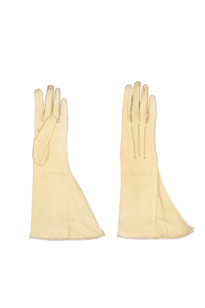 Womenswear gauntlet gloves 